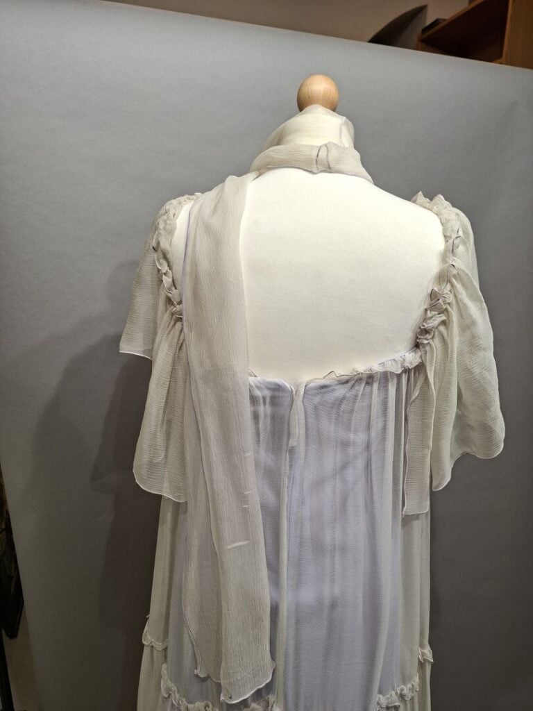 Ann MARKS Paris - Robe du soir en mousseline de soie grise, doublure soie viole…