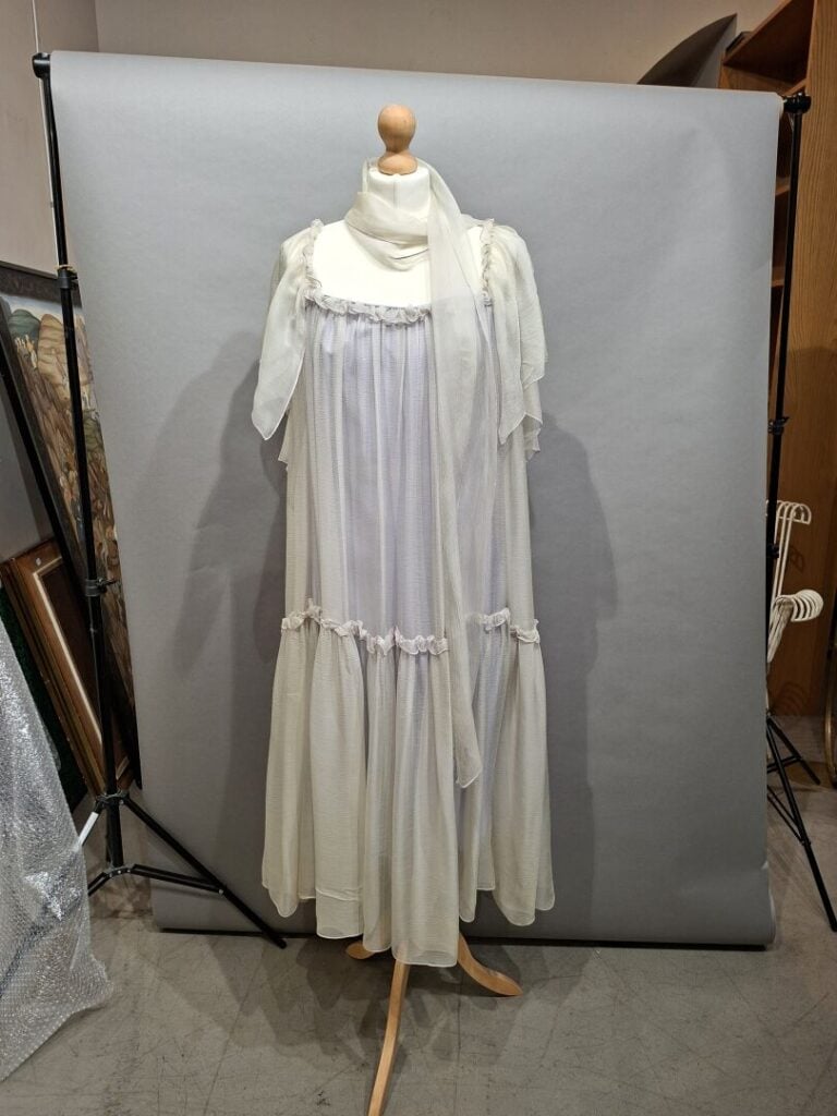 Ann MARKS Paris - Robe du soir en mousseline de soie grise, doublure soie viole…