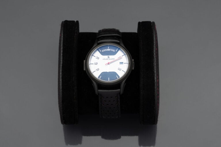 ATELIER JALAPER - BRACELET MONTRE ronde en acier. Cadran découpé à partir d'un…
