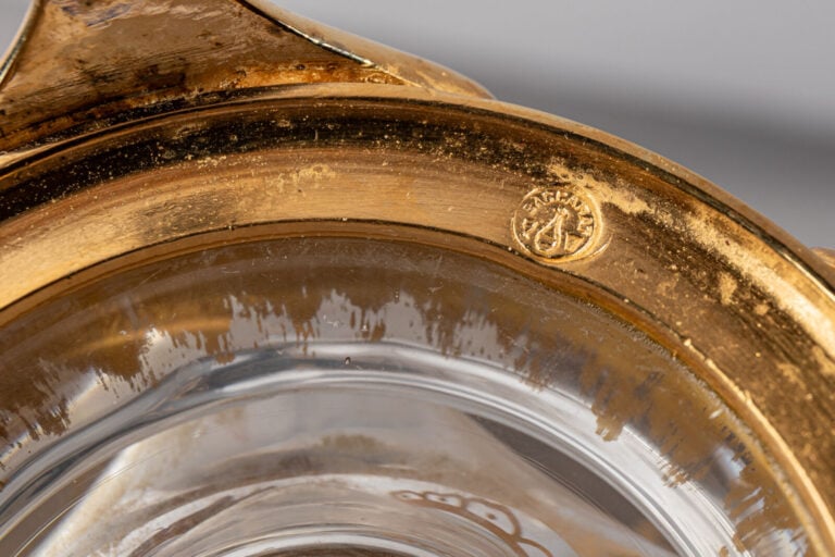 BACCARAT - Grand vase carré en cristal de BACCARAT à décors à l'or au pinceau -…