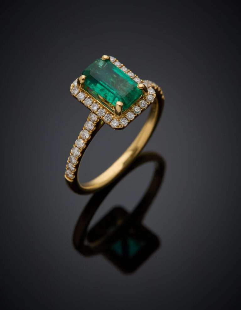 BAGUE à motif rectangulaire en or jaune (750‰) serti d'une émeraude taillée à d…