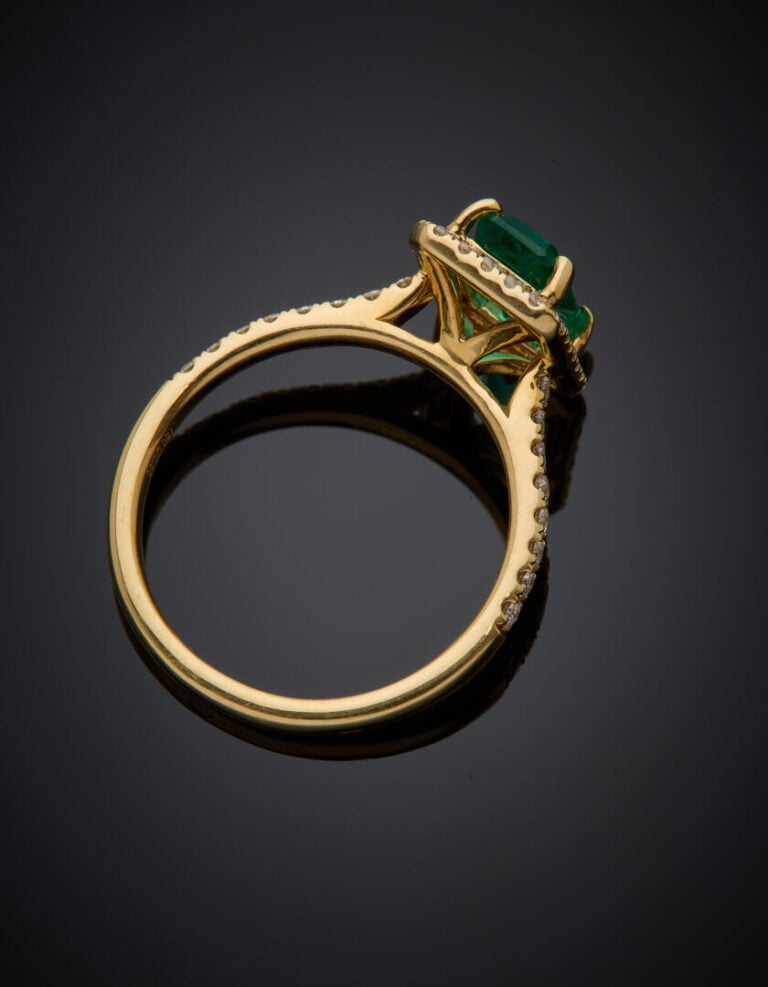 BAGUE à motif rectangulaire en or jaune (750‰) serti d'une émeraude taillée à d…