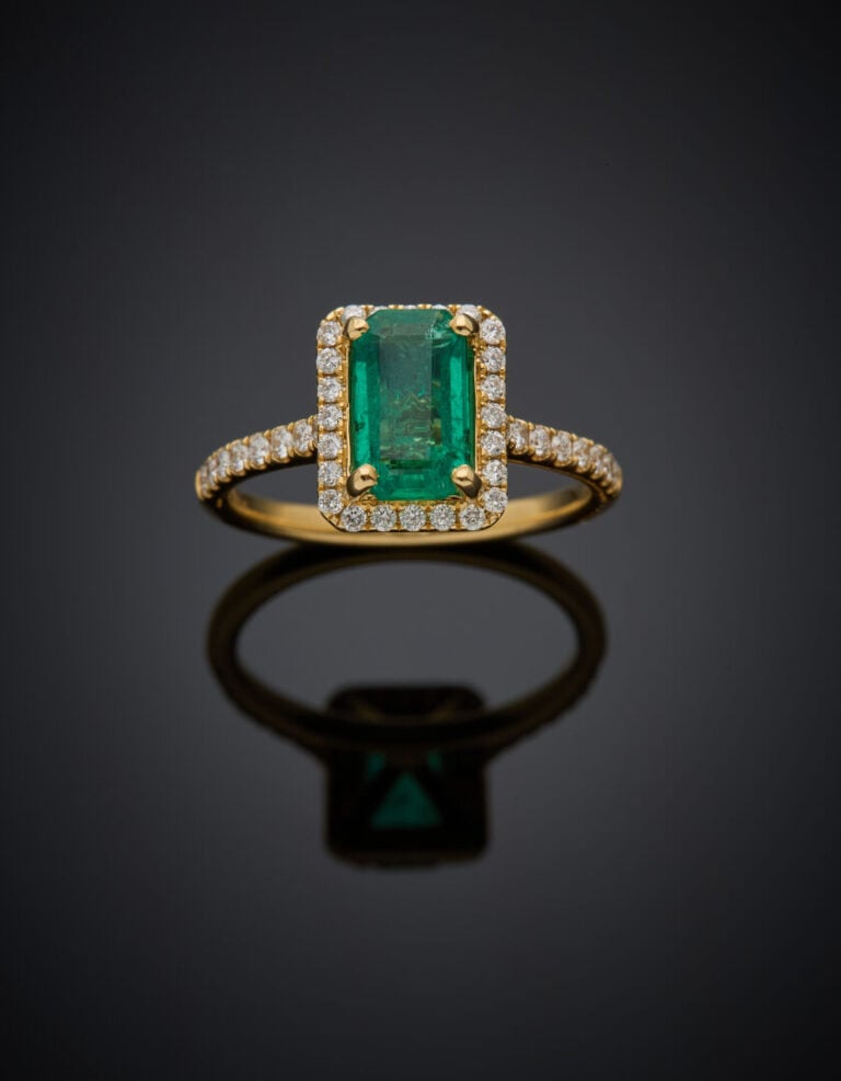 BAGUE à motif rectangulaire en or jaune (750‰) serti d'une émeraude taillée à d…