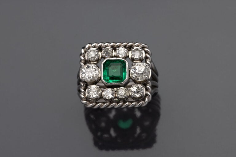 BAGUE carrée serti d'émeraudes entourée de diamants taille brillant. - Doigt :…