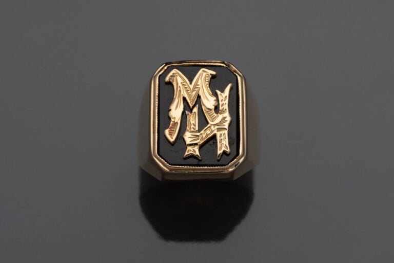 BAGUE chevalière en or jaune ornée d'une plaque d'onyx octogonale flanquée d'un…