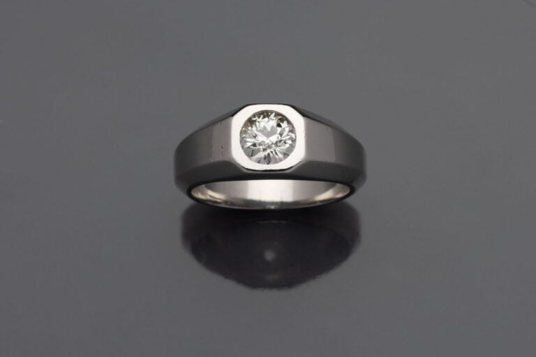 BAGUE chevalière jonc plat en platine (min.800°/°°) serti d'un diamant taille a…