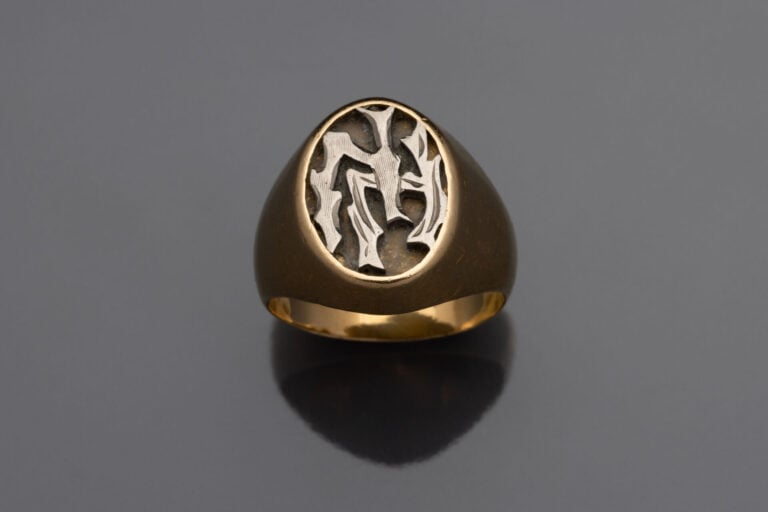 BAGUE chevalière ovale en or jaune et or gris (750°/°°) incrustée d'un monogram…