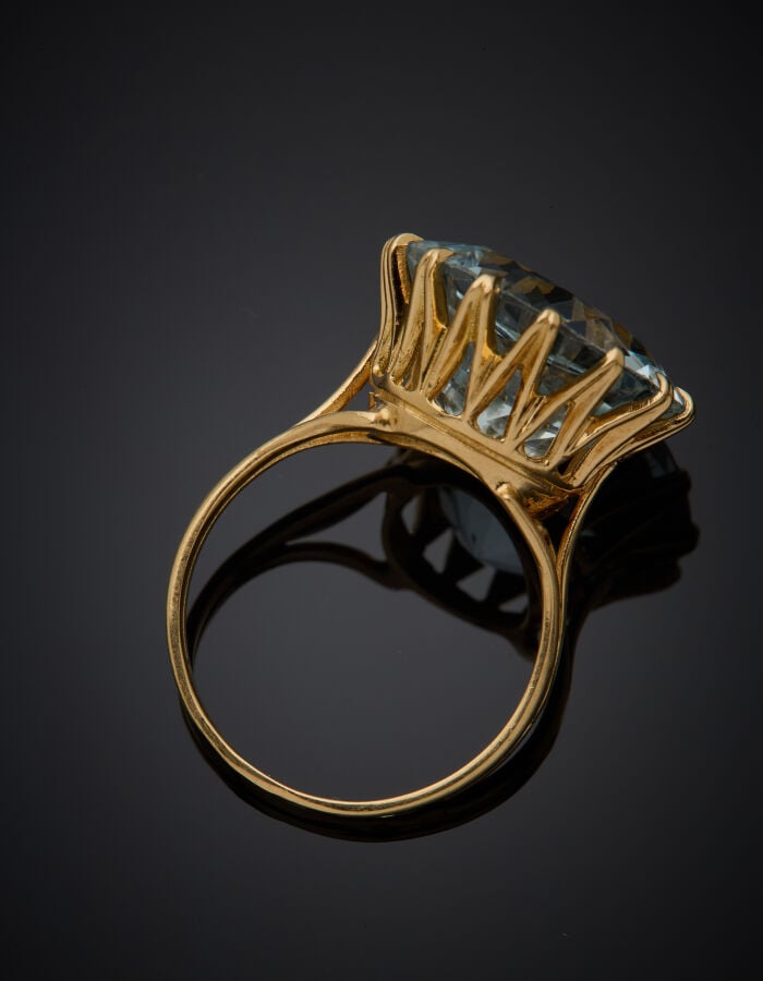 BAGUE circulaire en or jaune (750‰) serti d'une aigue-marine ronde pesant appro…