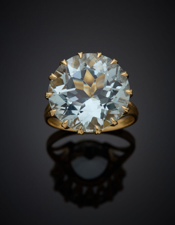 BAGUE circulaire en or jaune (750‰) serti d'une aigue-marine ronde pesant appro…