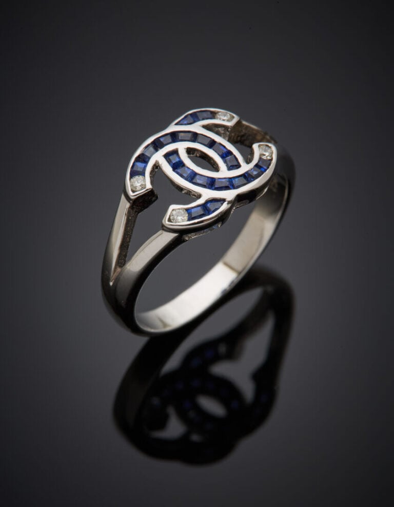 BAGUE "Deux C" en or gris (750°/°°) ajourée sertie d'alignements de saphirs cal…