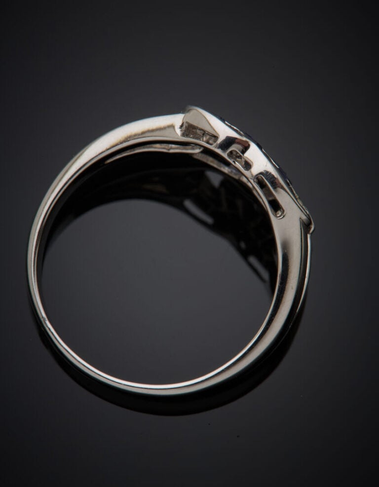 BAGUE "Deux C" en or gris (750°/°°) ajourée sertie d'alignements de saphirs cal…