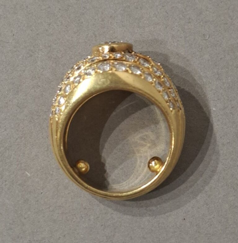 Bague dôme en or jaune (750) centrée d'un diamant taille brillant en serti clos…