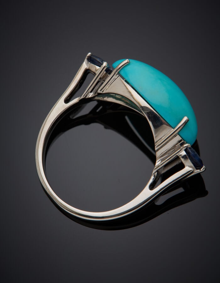 BAGUE en or gris (375‰) 9 carats, orné d'une turquoise cabochon de forme navett…