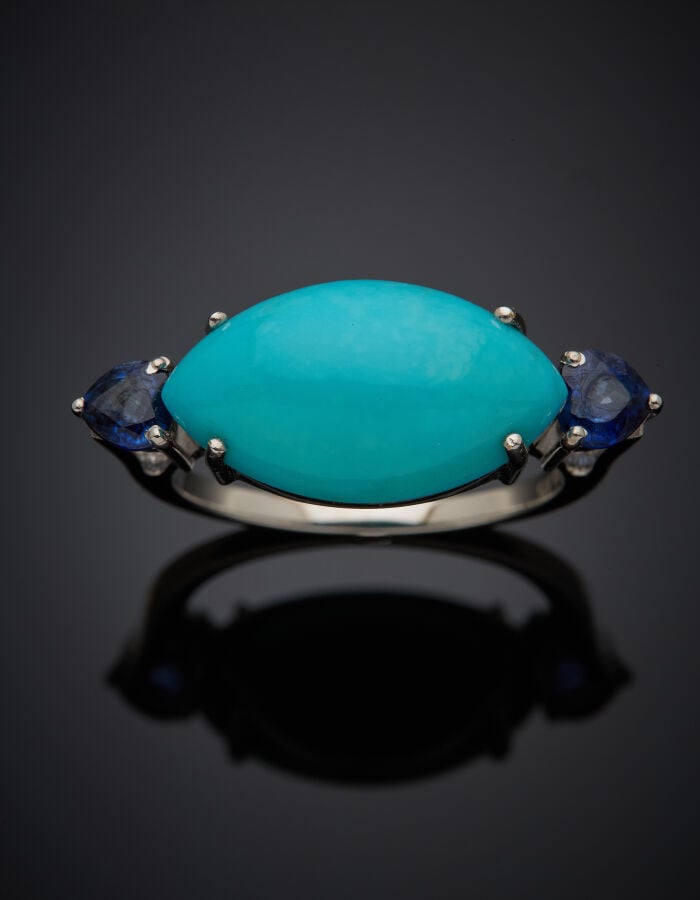BAGUE en or gris (375‰) 9 carats, orné d'une turquoise cabochon de forme navett…