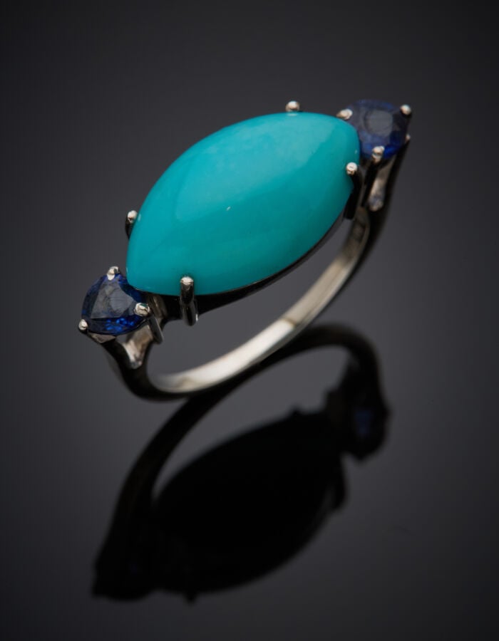 BAGUE en or gris (375‰) 9 carats, orné d'une turquoise cabochon de forme navett…