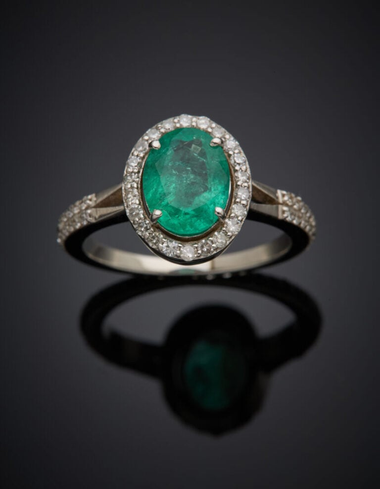 BAGUE en or gris (375‰) 9 carats, serti d'une émeraude ovale, le corps entièrem…