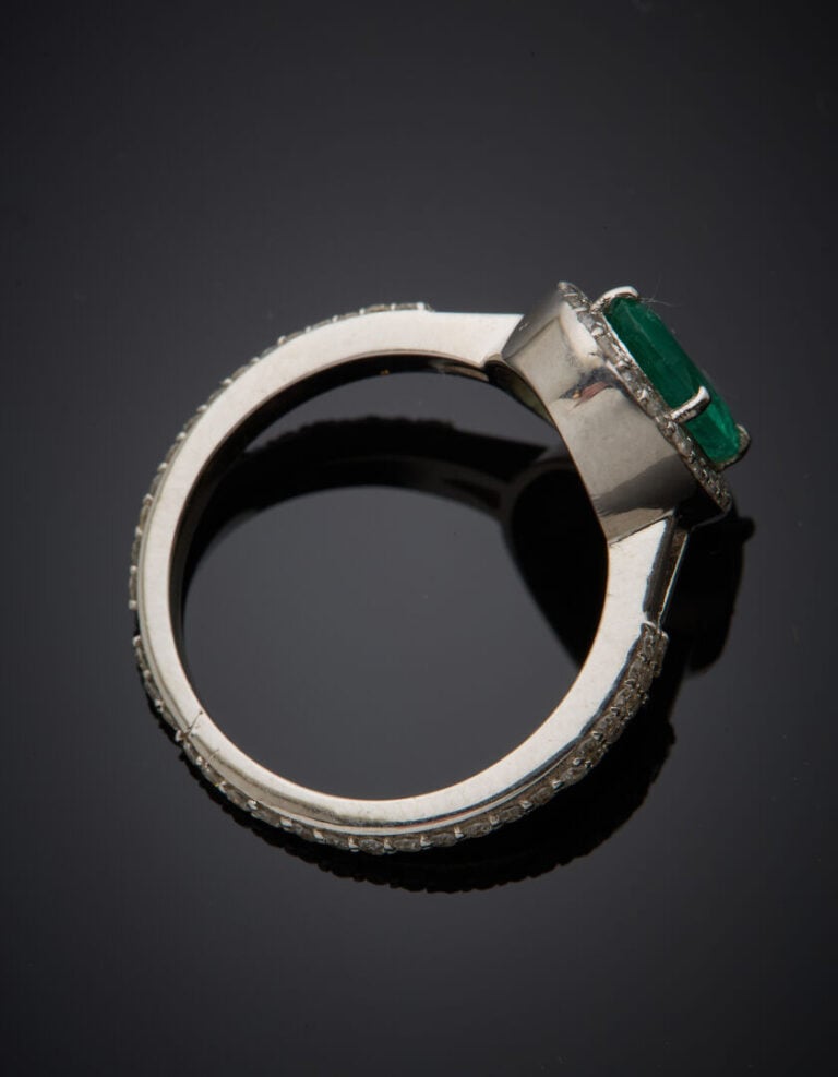 BAGUE en or gris (375‰) 9 carats, serti d'une émeraude ovale, le corps entièrem…