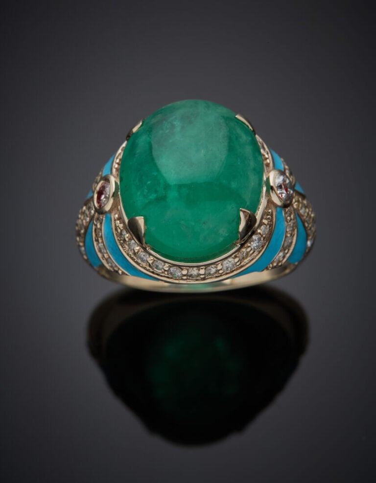 BAGUE en or gris (585‰) 14 carats, serti d'une émeraude cabochon de forme ovale…