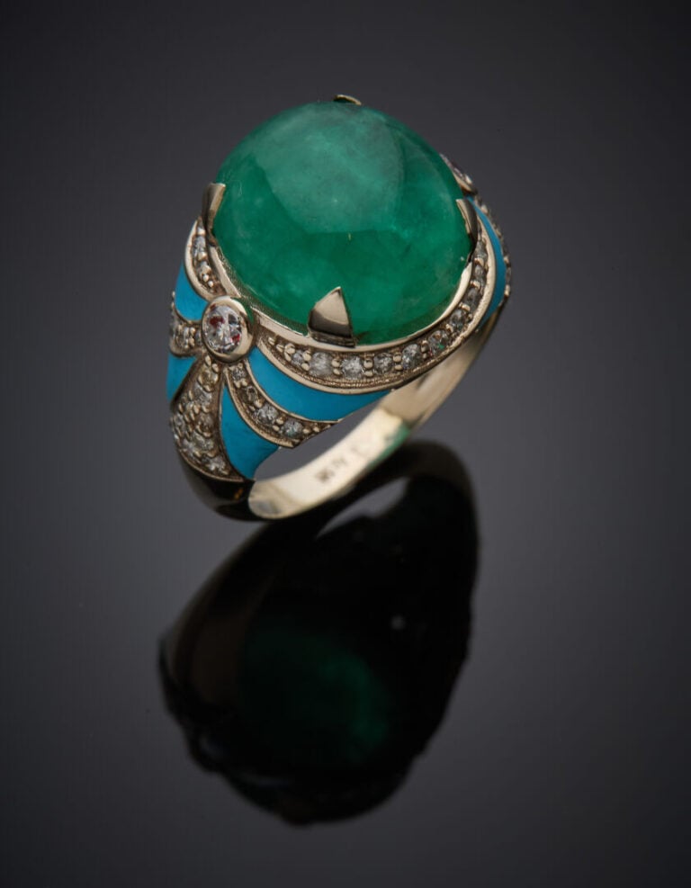 BAGUE en or gris (585‰) 14 carats, serti d'une émeraude cabochon de forme ovale…