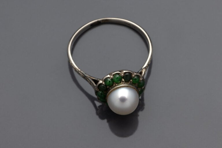 Bague en or gris (585) ornée d'une perle de culture dans un entourage de petits…