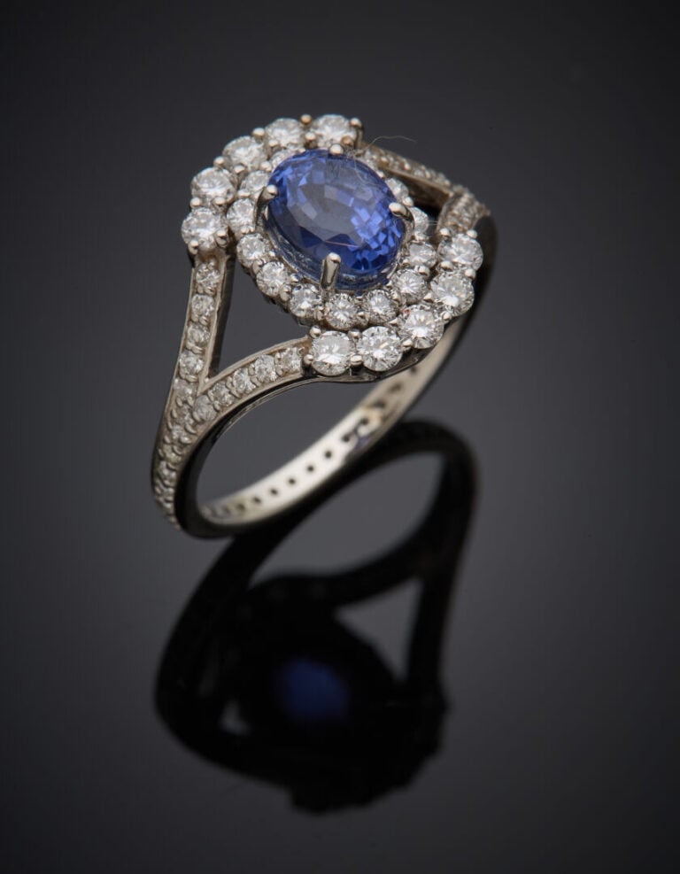 BAGUE en or gris (750‰) ajouré, serti d'un saphir ovale NON CHAUFFE, le corps e…