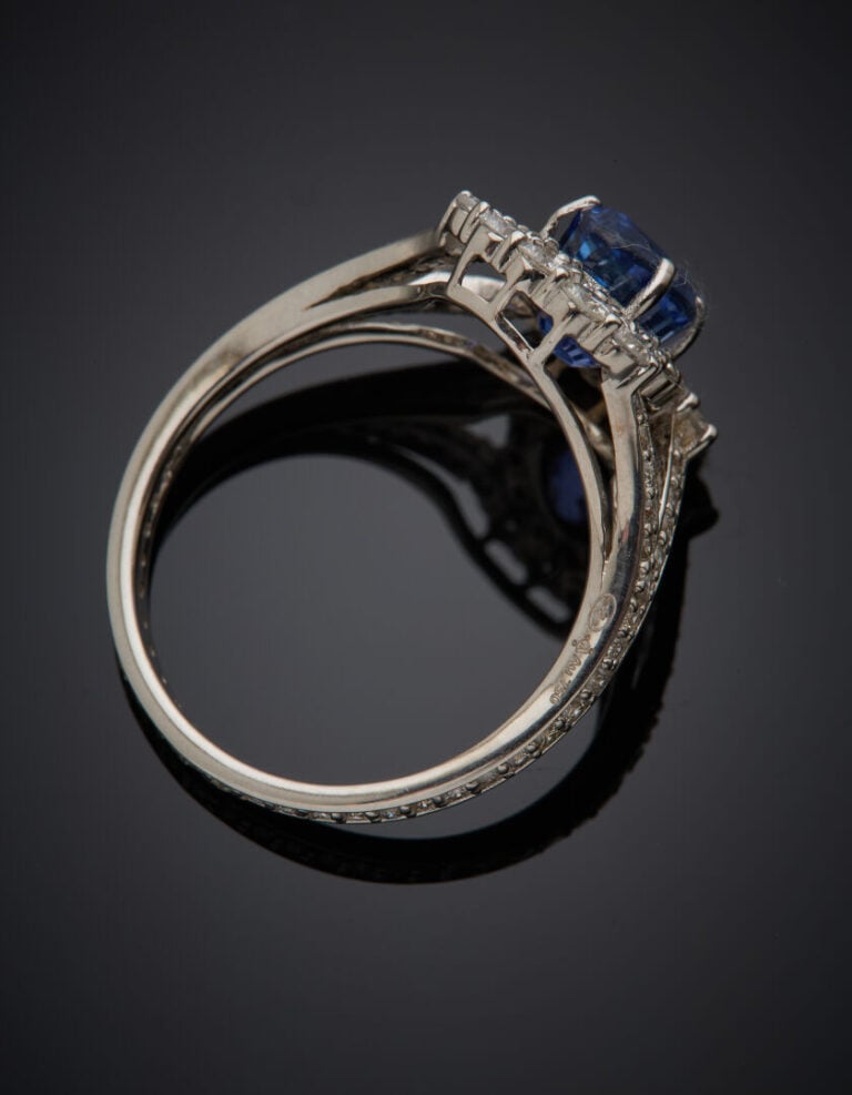 BAGUE en or gris (750‰) ajouré, serti d'un saphir ovale NON CHAUFFE, le corps e…