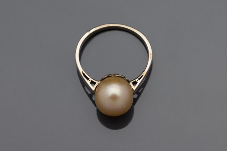 Bague en or gris (750) ornée d'une perle fantaisie - Poids brut : 3 g - Doigt :…