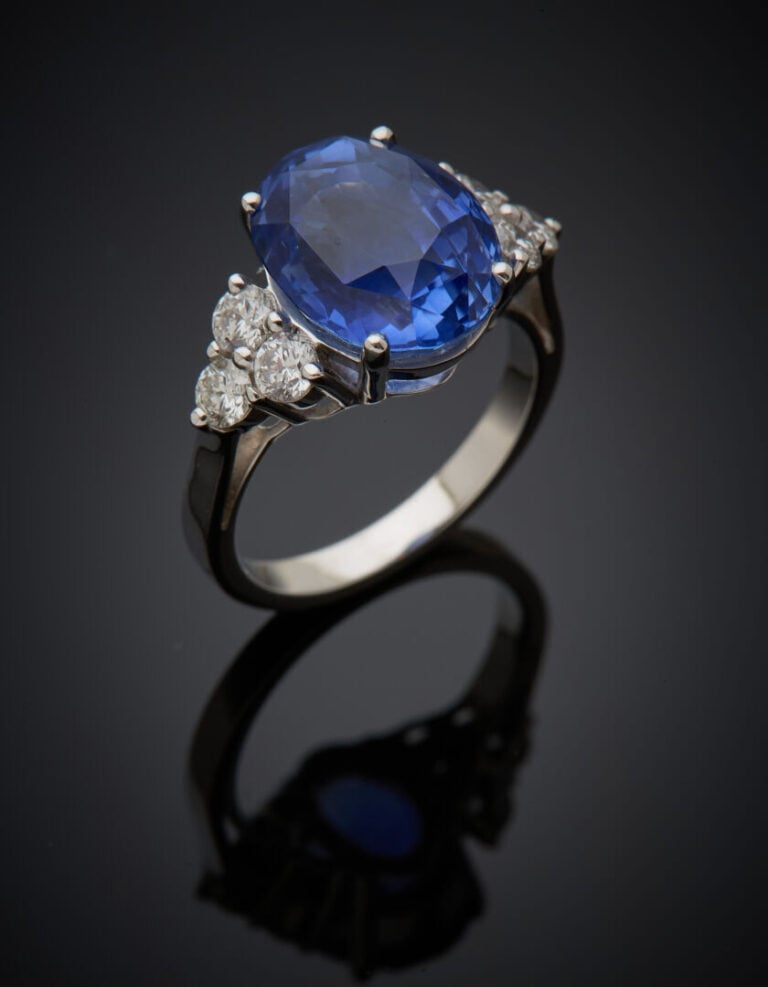 BAGUE en or gris (750‰) serti d'un saphir pesant 8,7 carats env., NON CHAUFFE,…