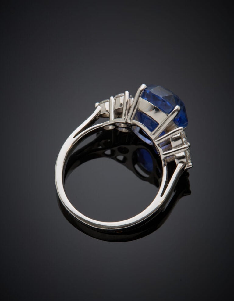 BAGUE en or gris (750‰) serti d'un saphir pesant 8,7 carats env., NON CHAUFFE,…