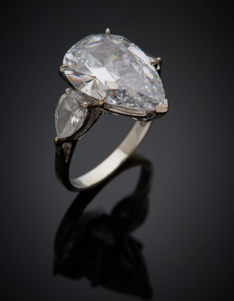 BAGUE en or gris (750‰) serti de pierres blanches d'imitation taillées en poire…