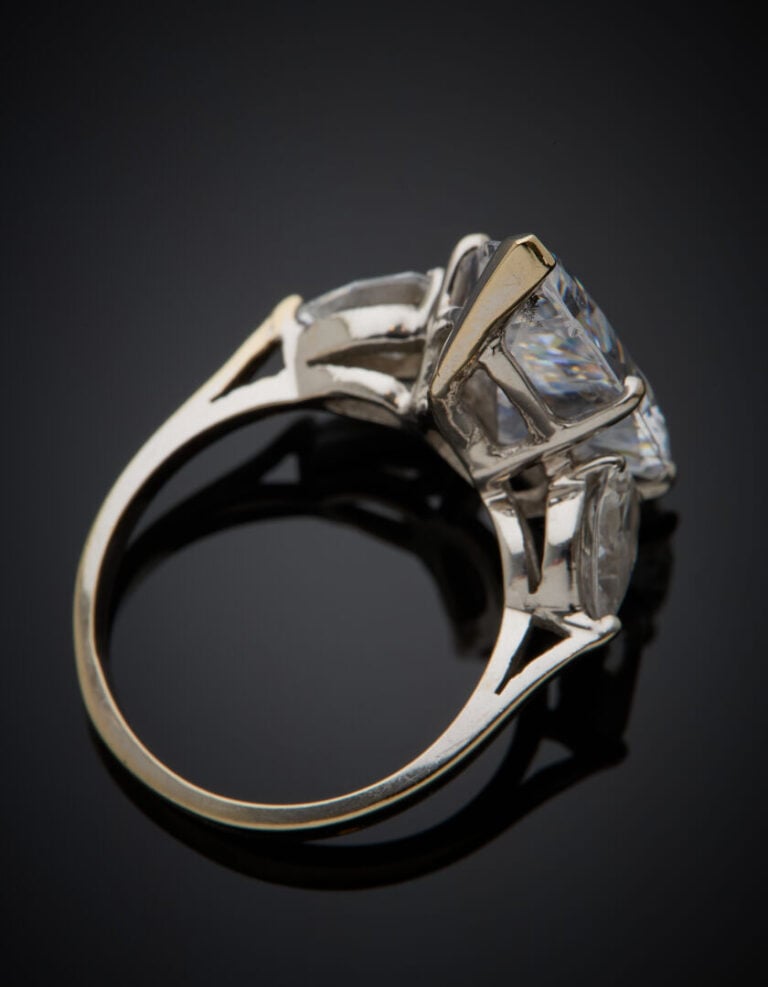 BAGUE en or gris (750‰) serti de pierres blanches d'imitation taillées en poire…