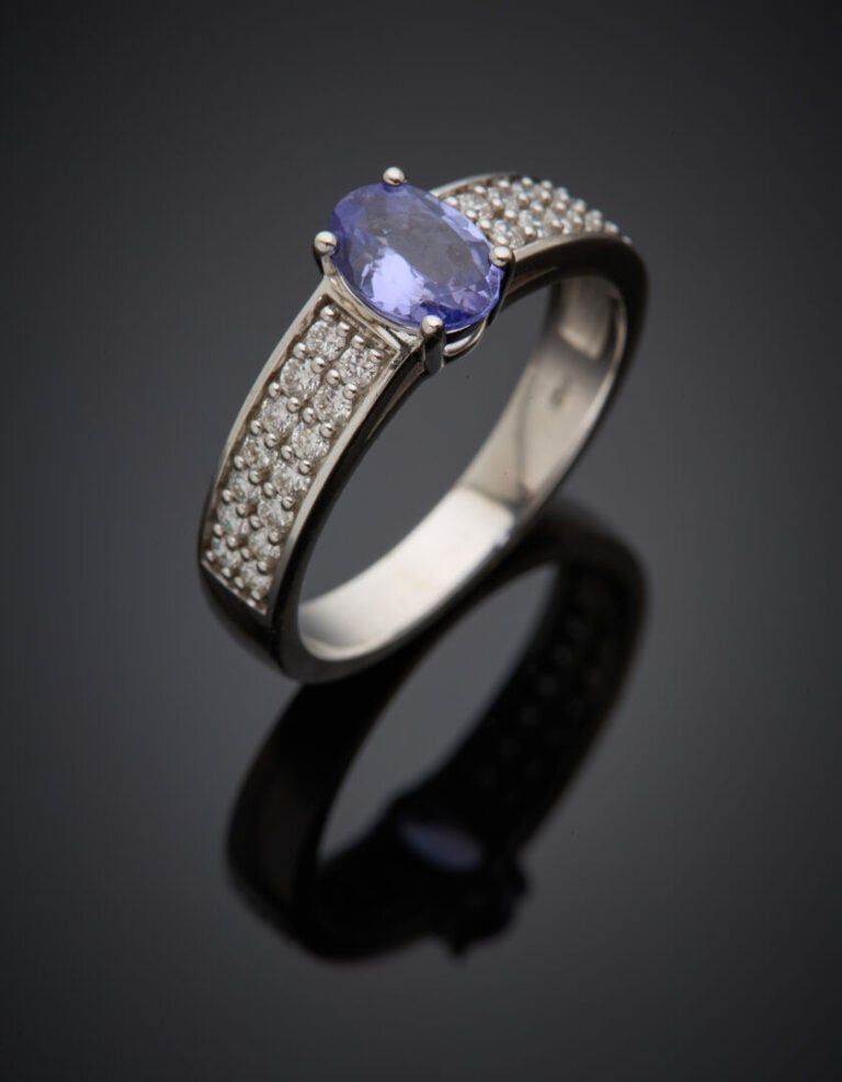 BAGUE en or gris (750‰) sertie d'une tanzanite de forme ovale, épaulée d'aligne…