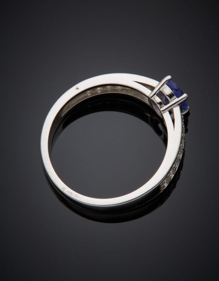 BAGUE en or gris (750‰) sertie d'une tanzanite de forme ovale, épaulée d'aligne…