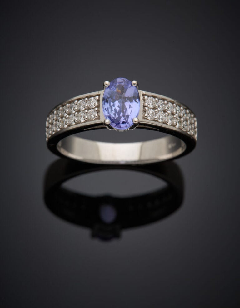 BAGUE en or gris (750‰) sertie d'une tanzanite de forme ovale, épaulée d'aligne…