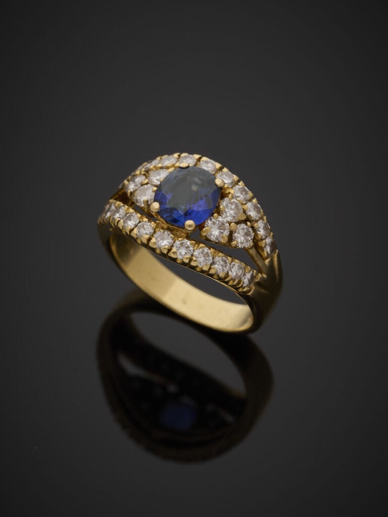 BAGUE en or jaune (750‰) ajouré, centré d'un saphir ovale (très légères égrisur…