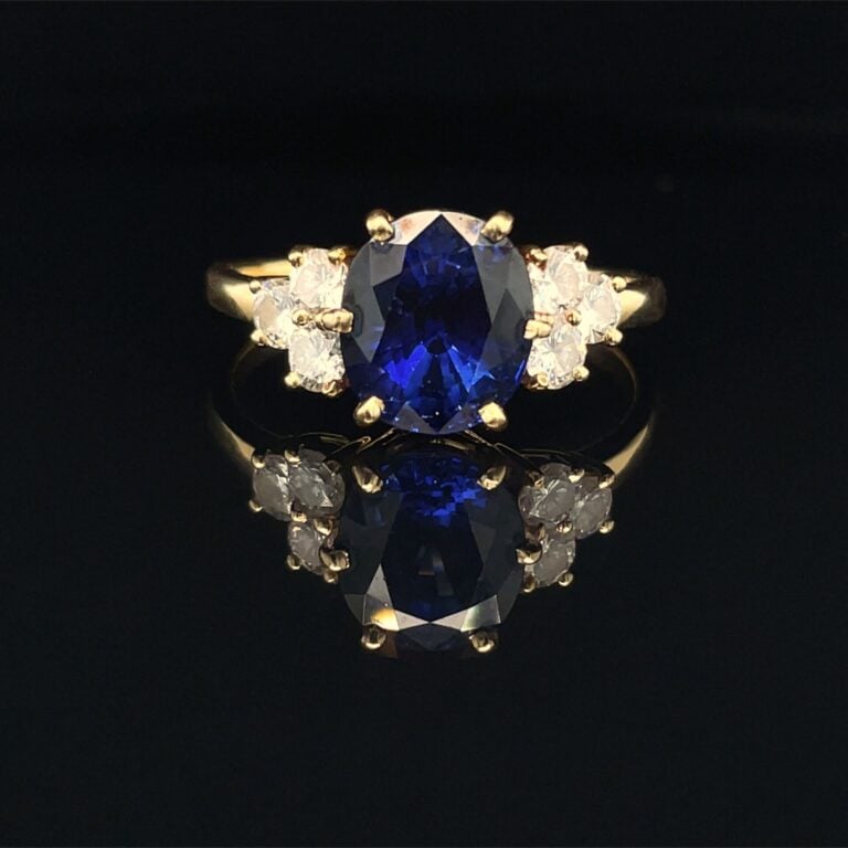 BAGUE en or jaune (750‰) serti d'un saphir ovale pesant 3,7 carats env., épaulé…