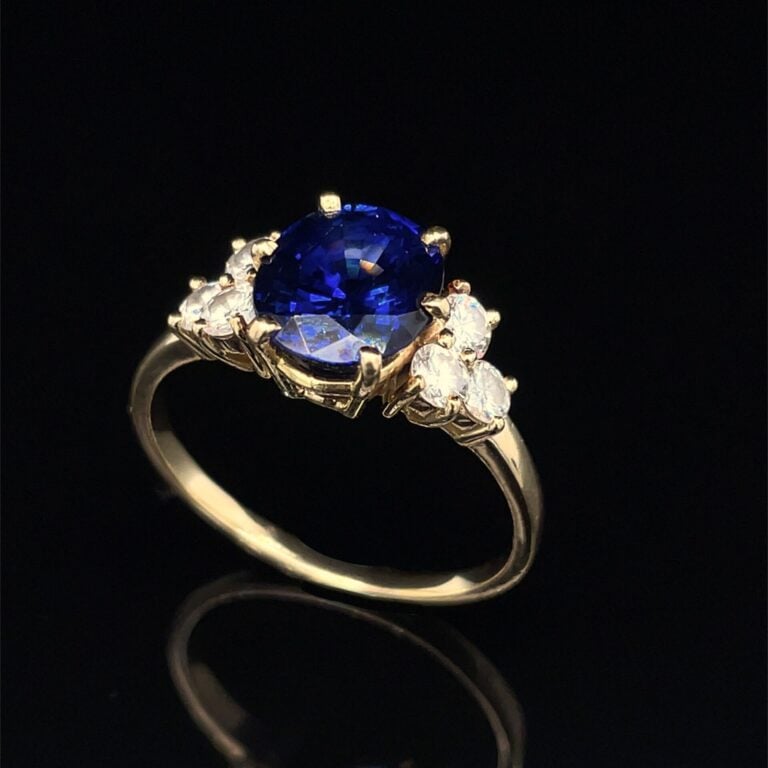 BAGUE en or jaune (750‰) serti d'un saphir ovale pesant 3,7 carats env., épaulé…