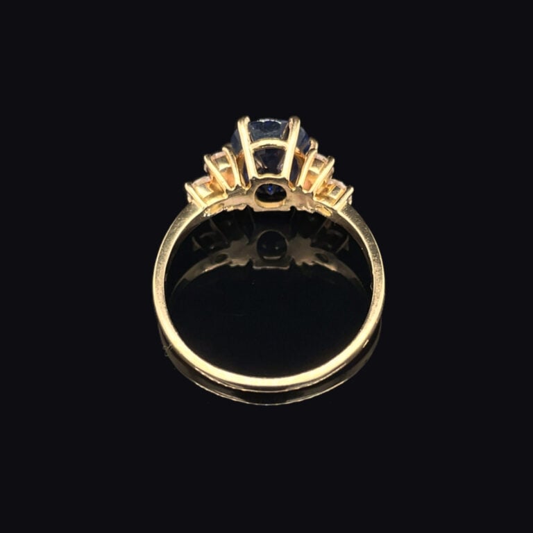 BAGUE en or jaune (750‰) serti d'un saphir ovale pesant 3,7 carats env., épaulé…