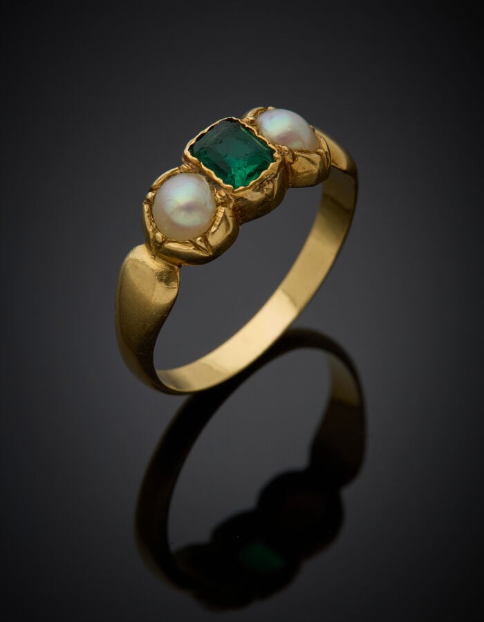 BAGUE en or jaune (750‰) serti d'une pierre verte (égrisures) épaulée de deux d…