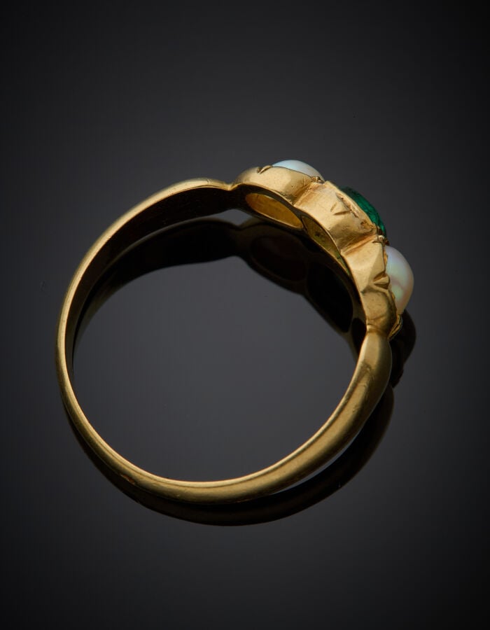 BAGUE en or jaune (750‰) serti d'une pierre verte (égrisures) épaulée de deux d…