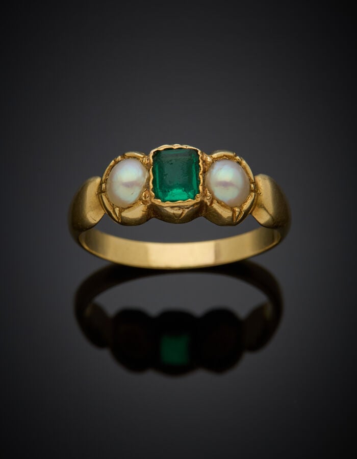 BAGUE en or jaune (750‰) serti d'une pierre verte (égrisures) épaulée de deux d…
