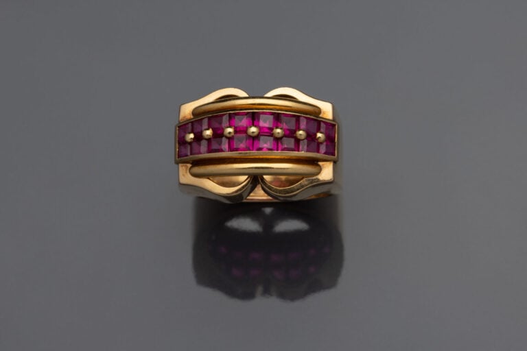 Bague en or jaune deux lignes serti de pierres rouges. - Doigt - Poids