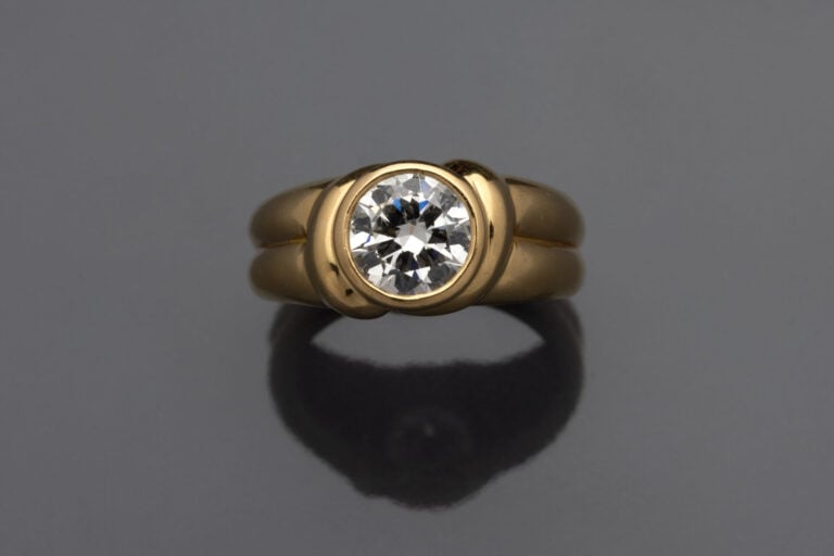 BAGUE en or jaune godronné serti d'un diamant. - Doigt : 57. - Poids brut : 6,6…