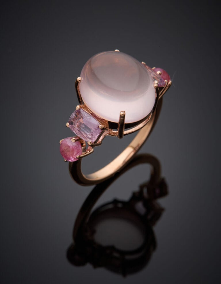 BAGUE en or rose (375‰) 9 carats, serti d'un quartz rose cabochon, épaulé de qu…