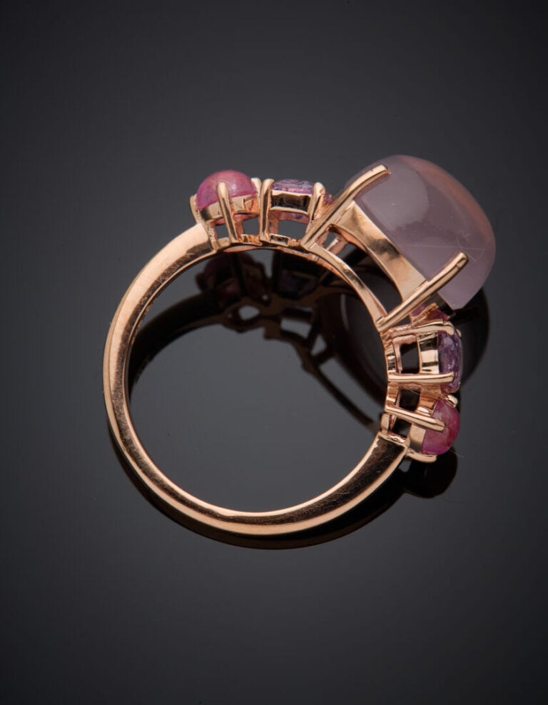 BAGUE en or rose (375‰) 9 carats, serti d'un quartz rose cabochon, épaulé de qu…