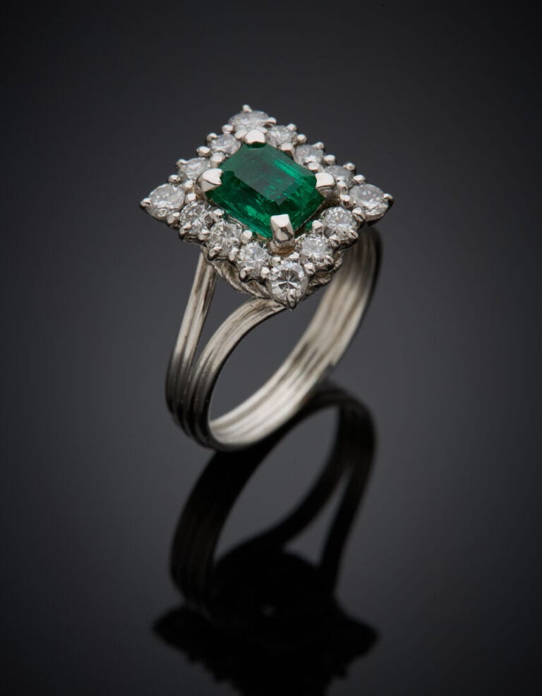 BAGUE en platine (950‰) serti d'une émeraude taillée à degrés, entourée de diam…