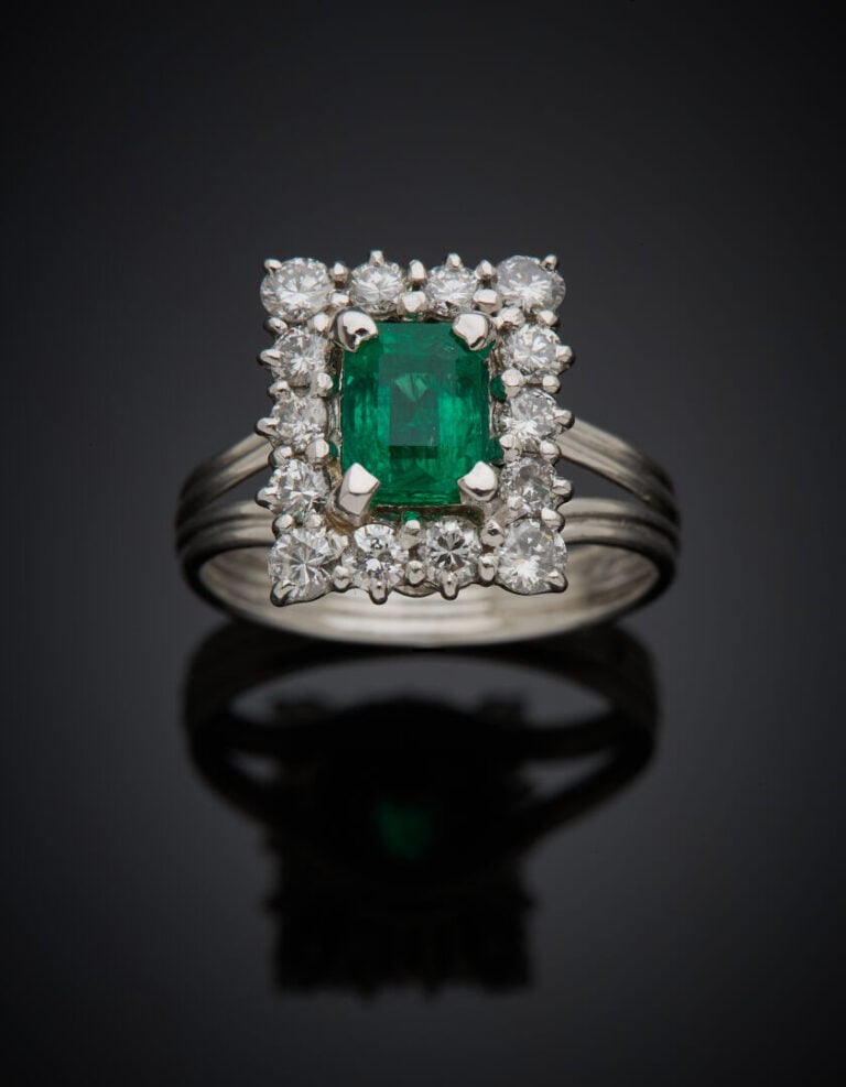 BAGUE en platine (950‰) serti d'une émeraude taillée à degrés, entourée de diam…