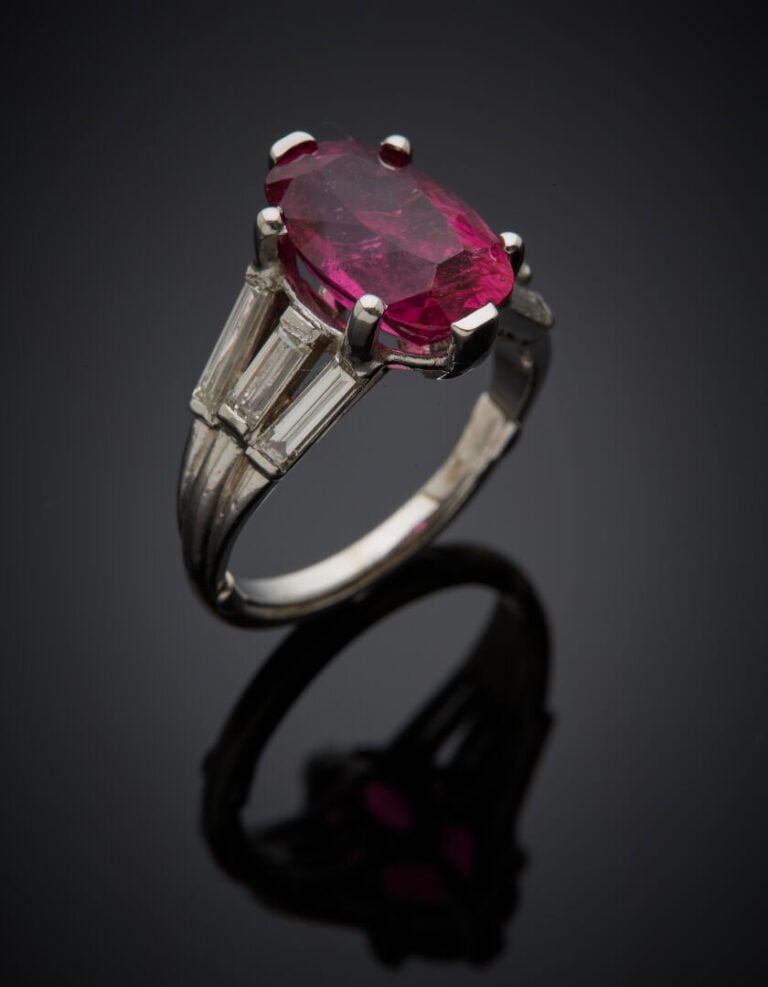 BAGUE en platine (950‰) serti d'une rubellite (tourmaline rose) de forme ovale,…