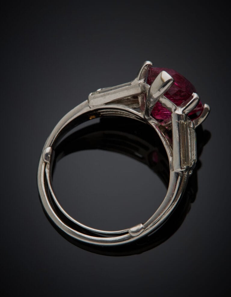 BAGUE en platine (950‰) serti d'une rubellite (tourmaline rose) de forme ovale,…