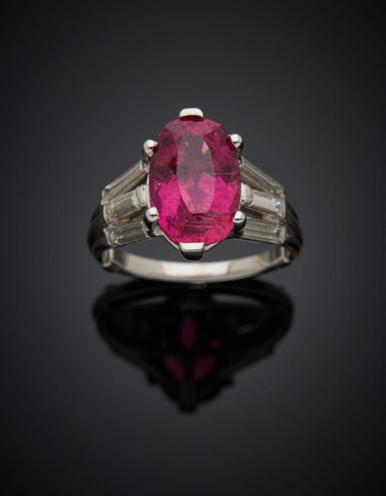 BAGUE en platine (950‰) serti d'une rubellite (tourmaline rose) de forme ovale,…
